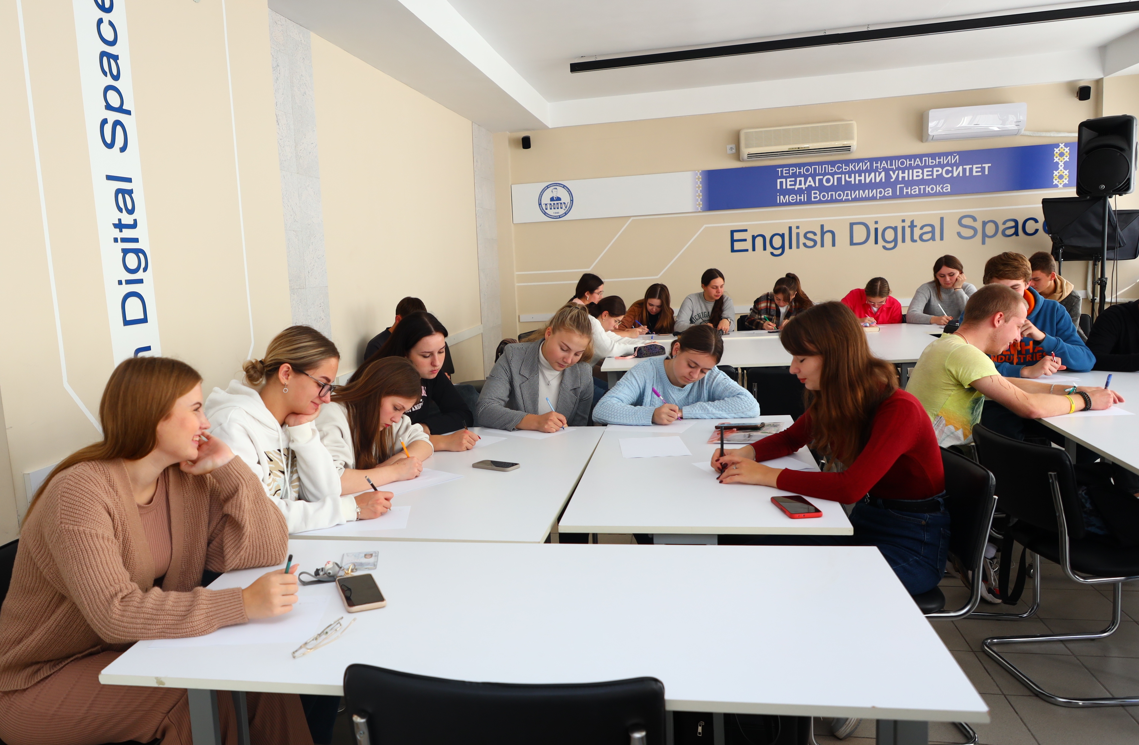 Студенти виконують малюнкову вправу